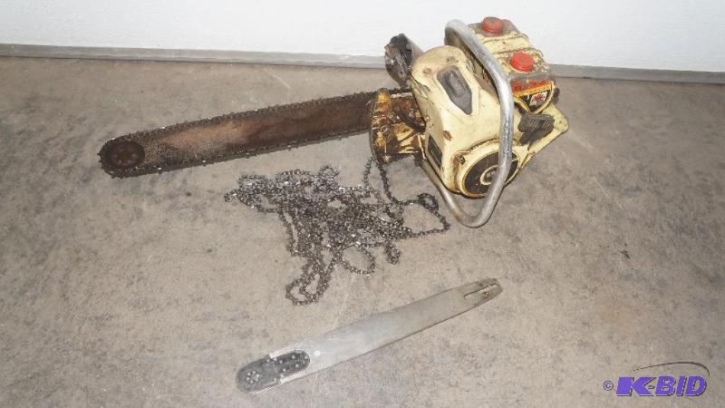 lot 61 image: Vintage Clinton Chain Saw, Extra Chains & Beaver Tail