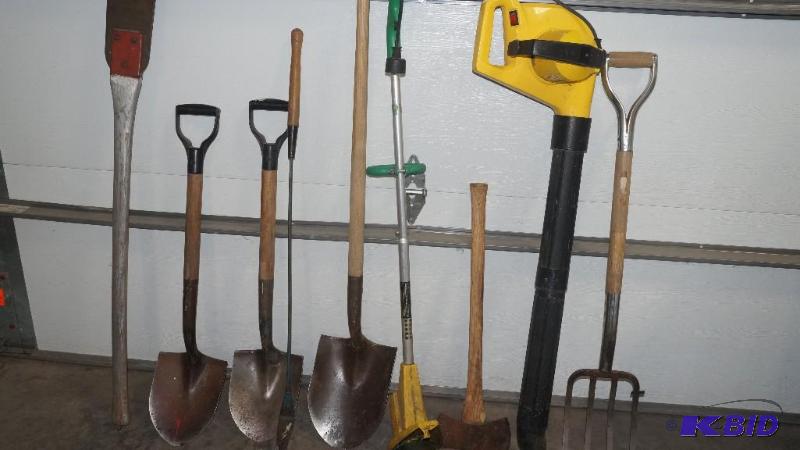 lot 63 image: Lot of Lawn & Garden Tools