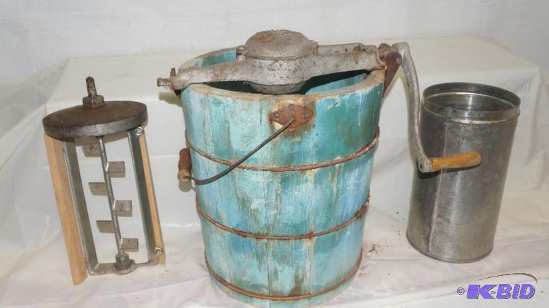 lot 91 image: Vintage or Antique White Mountain Freezer Ice Cream Maker