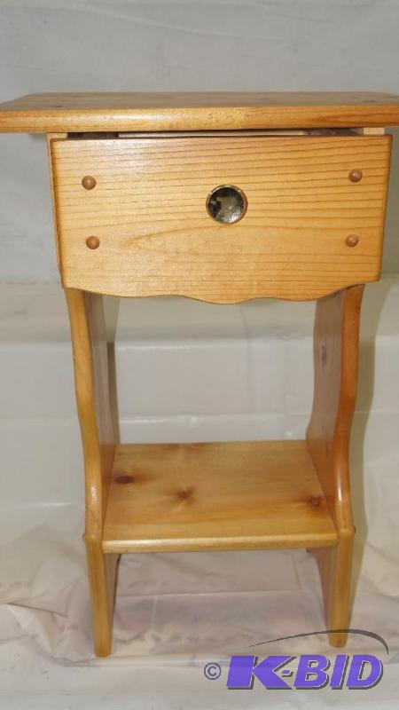lot 94 image: Nice Small Wood Side Table with 1 Drawer