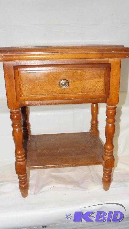 lot 96 image: Nice Wood End Table with Drawer & Shelf