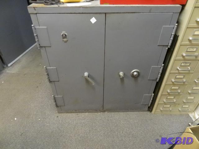 Victor double door safe. Includes combo. No c...