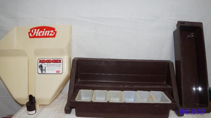1 ketchup&nbspand&nbspa condiment tray with...