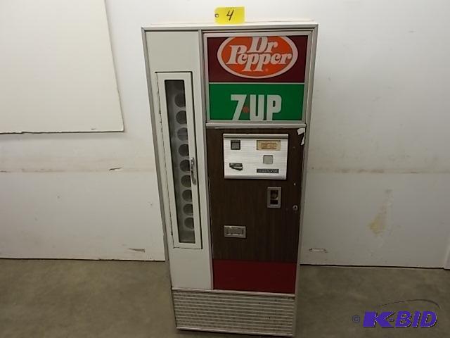 lot 4 image: Vendolator Model VF90F-B Dr. Pepper  7 Up Bo...