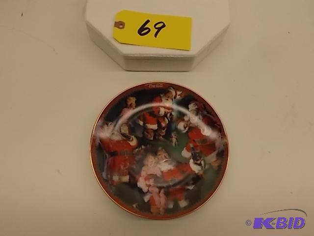 lot 69 image: Coca-Cola Bradford Exchange Santa Plate, Chri...