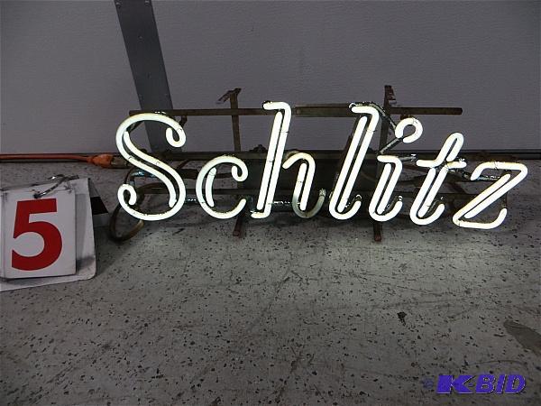 lot 5 image: Vintage Schlitz Neon