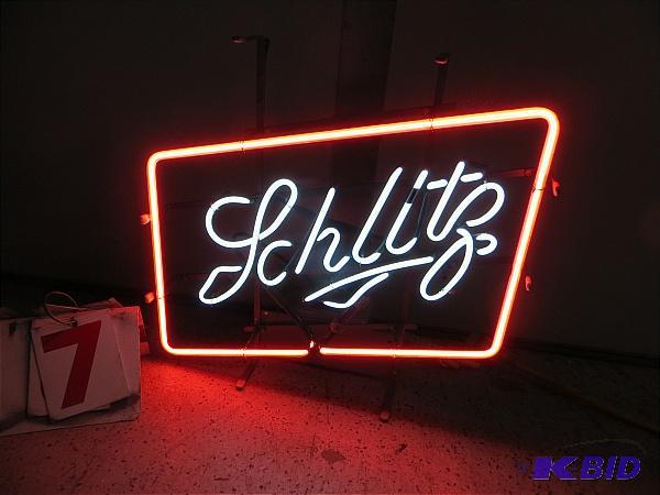 lot 7 image: Vintage Schlitz Neon