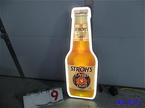 lot 9 image: Strohs Draft Light Neon Lighted Sign.