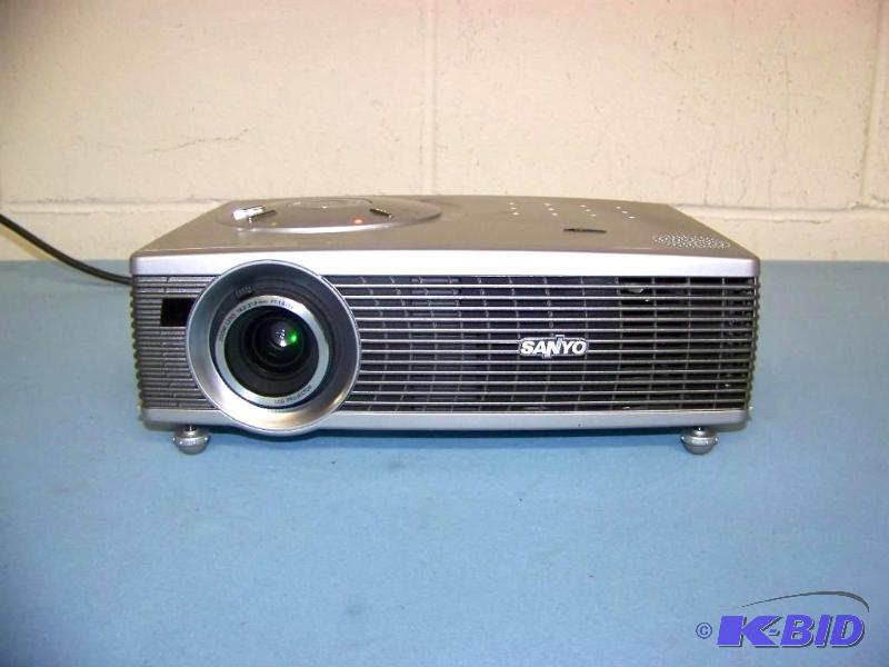 lot 20 image: Sanyo, PLC-SW35, LCD Projector