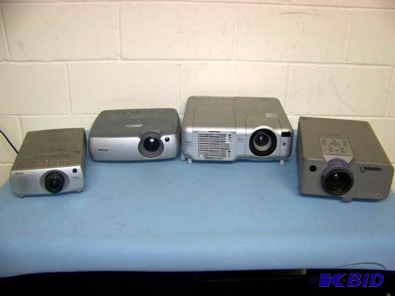 lot 23 image: (4) LCD Projectors for PARTSREPAIR