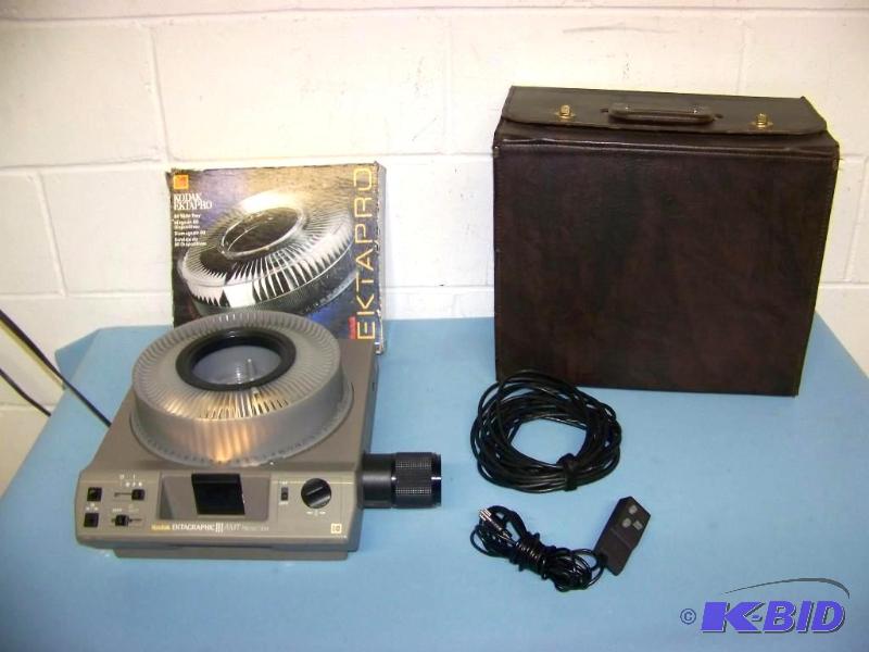 lot 59 image: Kodak, 35mm, Ektagraphic III AMT Slide Projector System and Travel Case