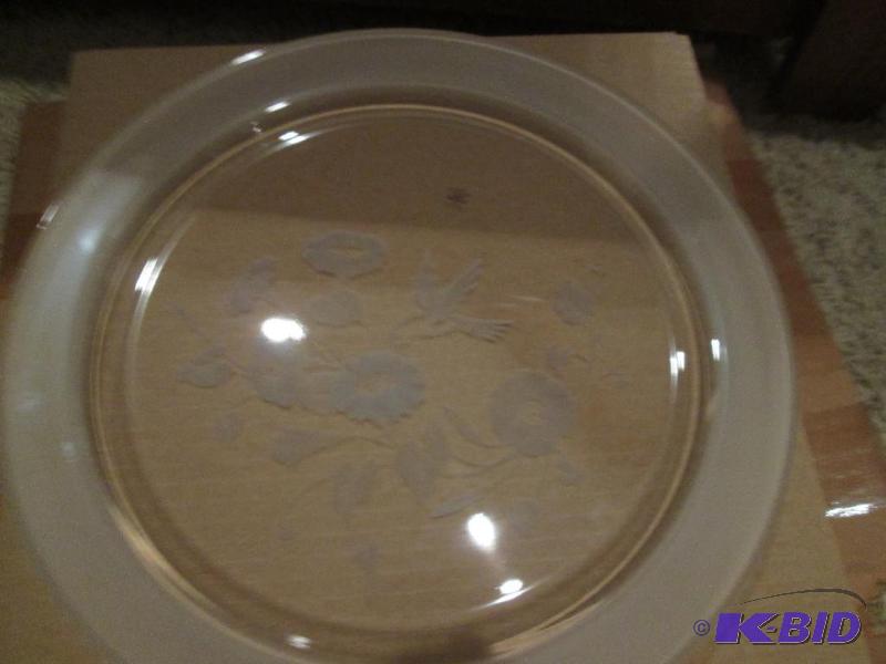 lot 114 image: decorative plate with floral design...