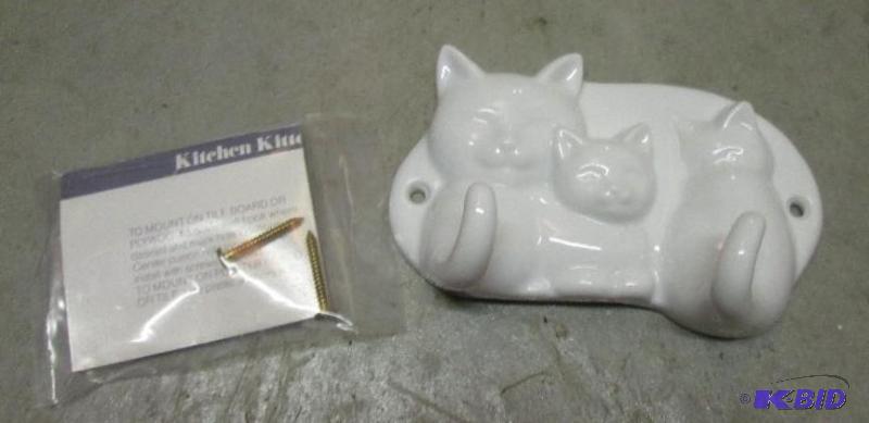 lot 131 image: white kitty wall hanging- tails are hooks...