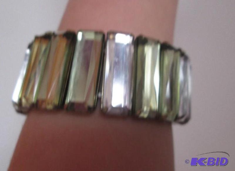 lot 66 image: Green and sliver gem braclet...