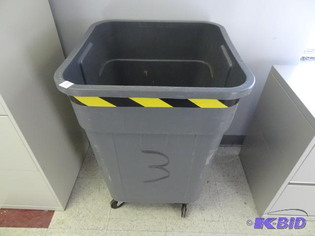 lot 10 image: Plastic Garbage Can on Wheels...