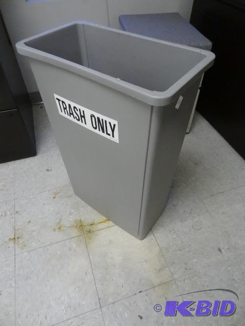 lot 150 image: Plastic Garbage Can...