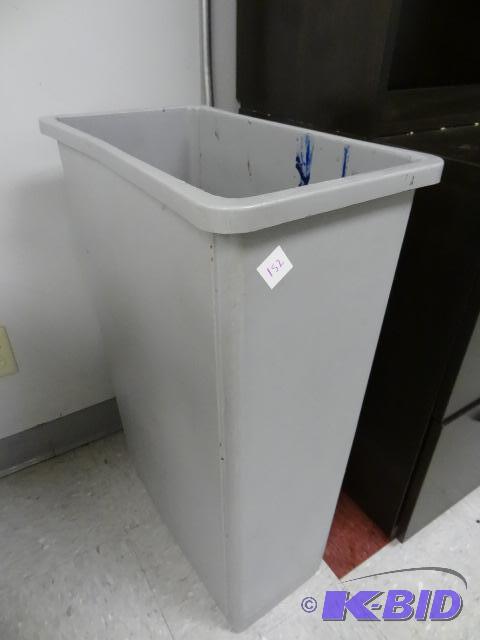 lot 152 image: Plastic Garbage Can...