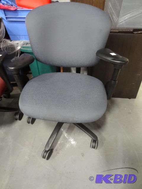lot 156 image: Wide Seat OFfice Chair on Wheels...