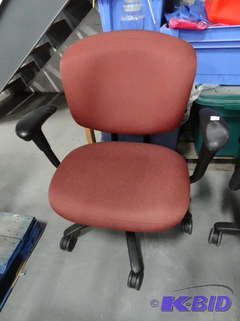 lot 157 image: Wide Seat OFfice Chair on Wheels...