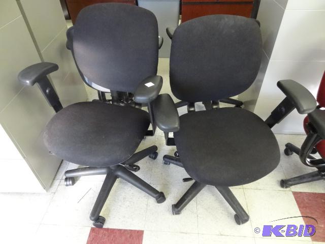lot 16 image: 2 Matching Office Chairs on Wheels...