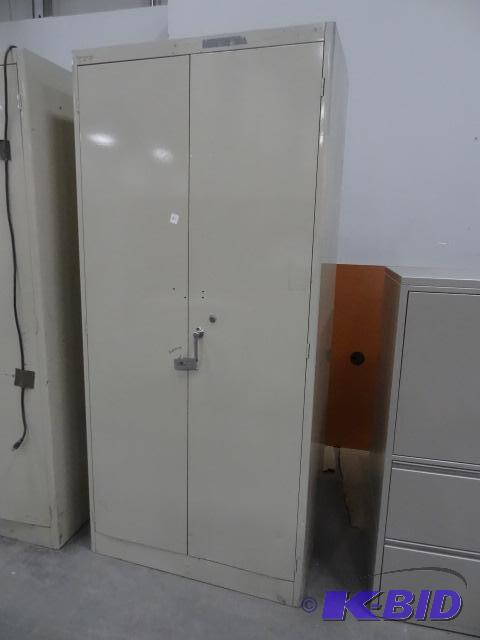 lot 162 image: 2 Door Metal Cabinet 4 Shelves 36 X 21 X 78...