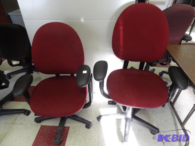 lot 17 image: 2 Matching Office Chairs on Wheels...