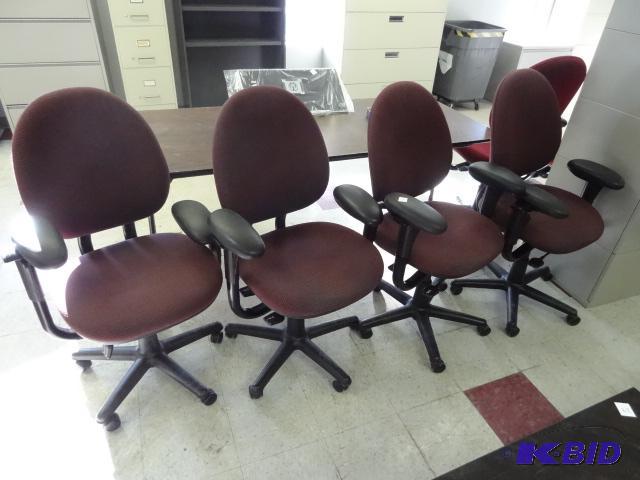 lot 18 image: 4 Matching Office Chairs on Wheels...
