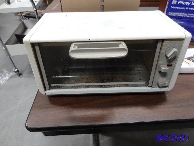 lot 185 image: Black and Decker Toaster OVen...