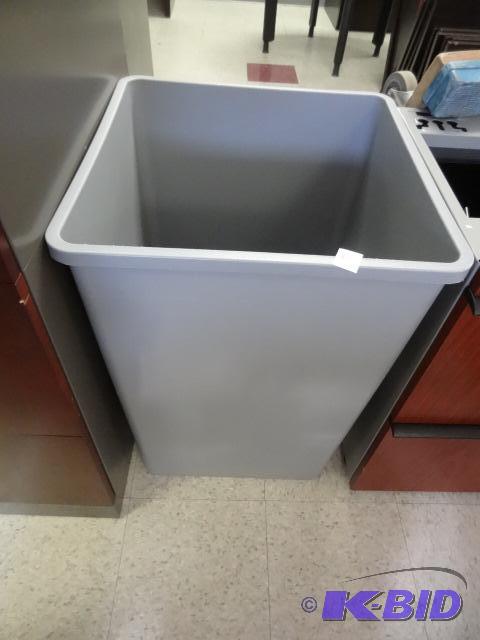 lot 24 image: Plastic Garbage Can...