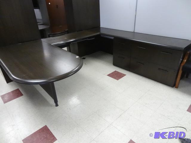 lot 33 image: U Shaped Office Desk. 5 Piece. 2 Lateral Draw...