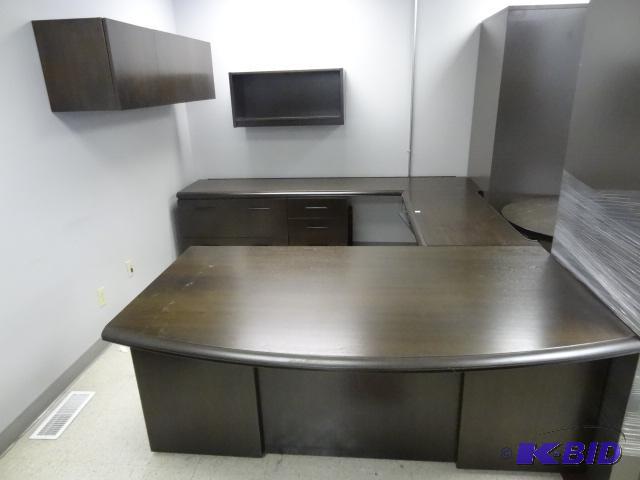 lot 40 image: U Shaped Office Desk. 5 Piece. 2 Lateral Draw...