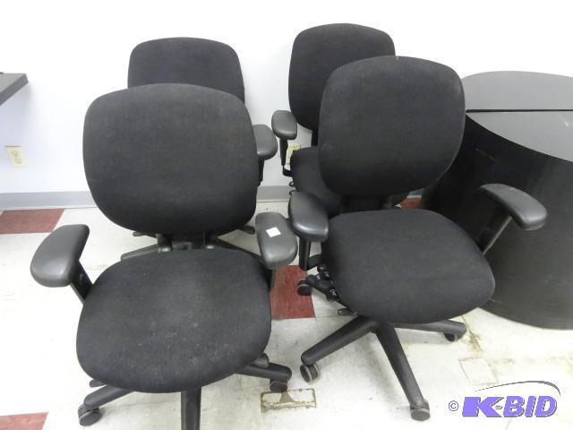 lot 45 image: 4 Matching Office Chairs On Wheels...