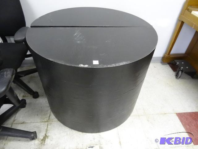 lot 46 image: Round Table 2 Piece 36 X 29...