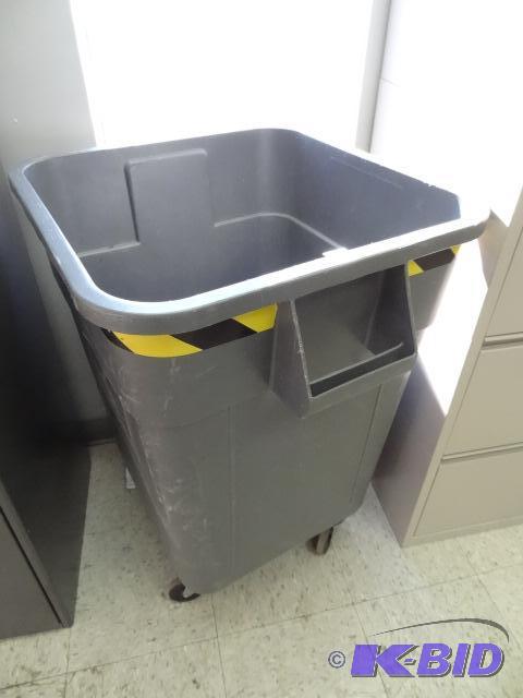 lot 5 image: Plastic Garbage Can on Wheels...