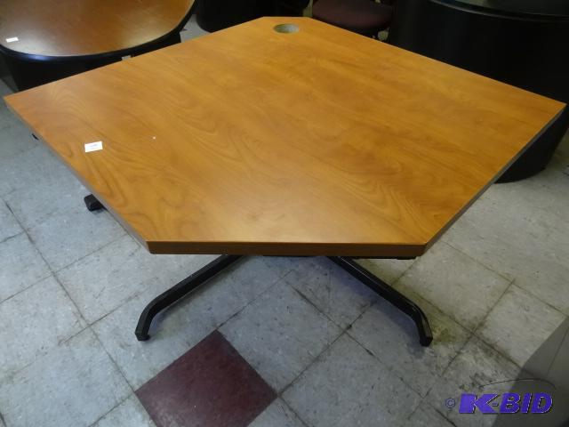 lot 80 image: Electric Adjustable Height Desk. 36 X 36...