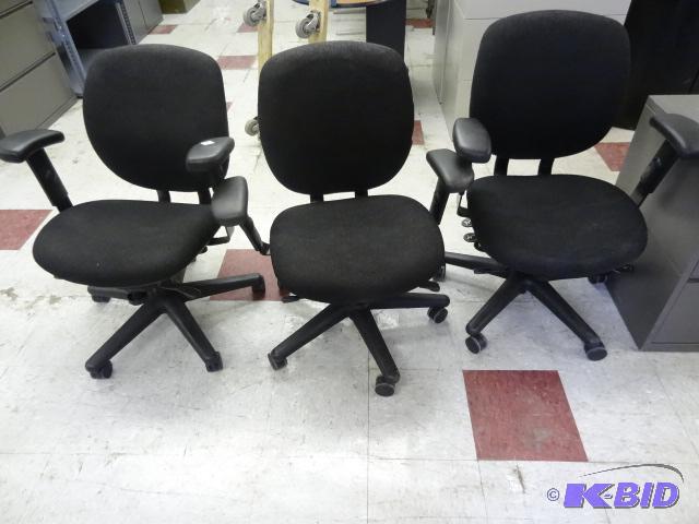 lot 83 image: 3 Matching Office Chairs on Wheels...
