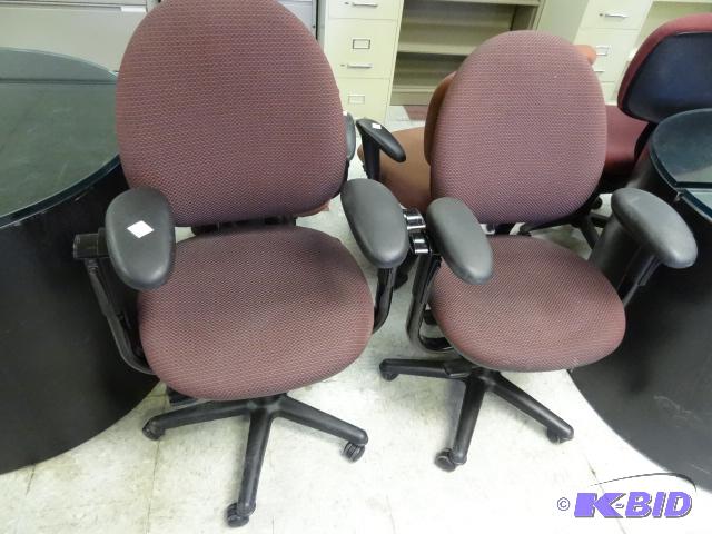 lot 87 image: 2 Matching Office Chairs on Wheels...