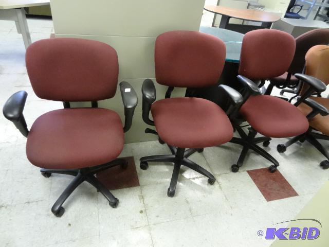 lot 92 image: 3 Matching Office Chairs on Wheels...