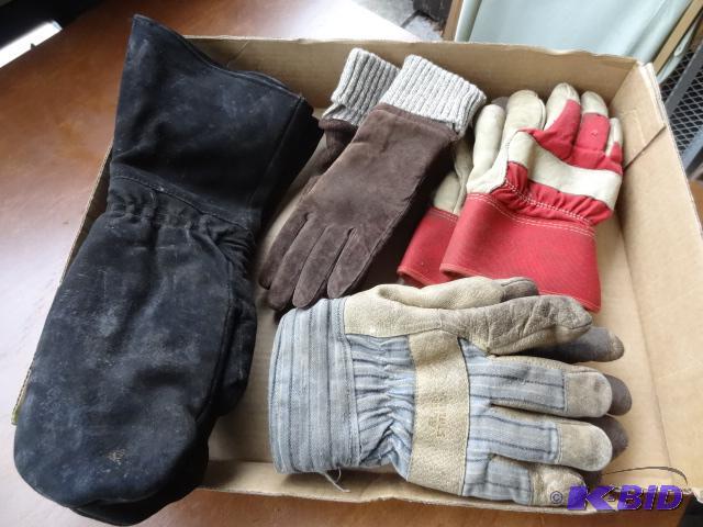 lot 102 image: Box of Gloves, 4 Pairs...