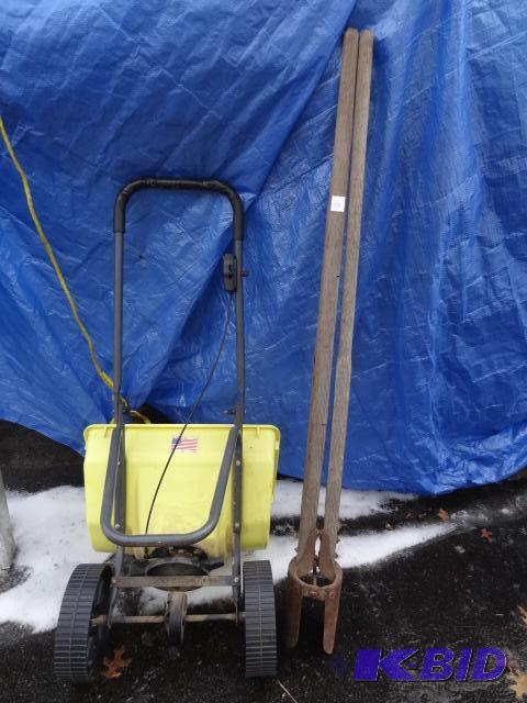 lot 152 image: Clamshell Post Digger. Vorgo 15,000 Lawn Spre...