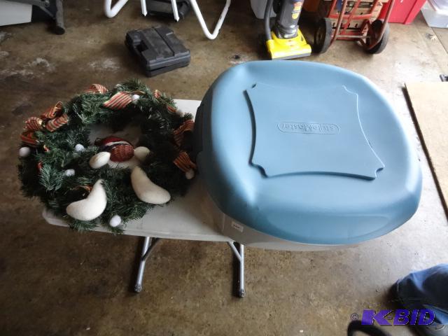 lot 220 image: Stylemaster Wreath Storage Box with Artificia...
