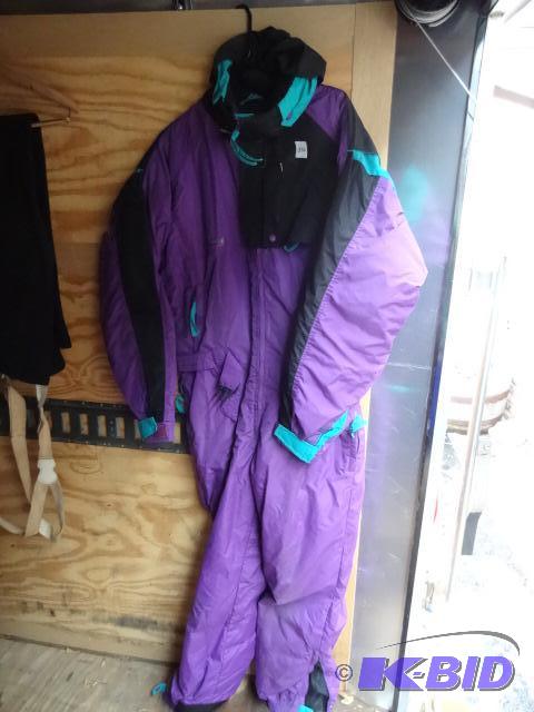 lot 226 image: Mens Large Columbia Snow Suit....