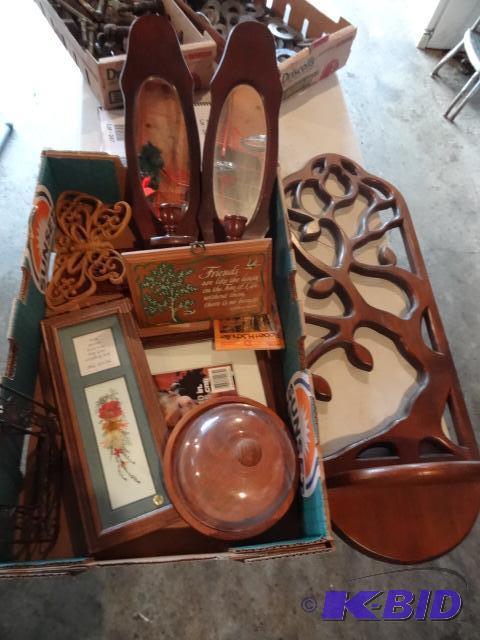 lot 241 image: Box of Misc Wall Hanging Decor...