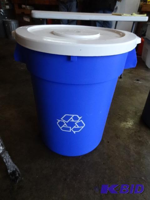 lot 283 image: 32 Gal. RecycleGarbage Can with Lid...