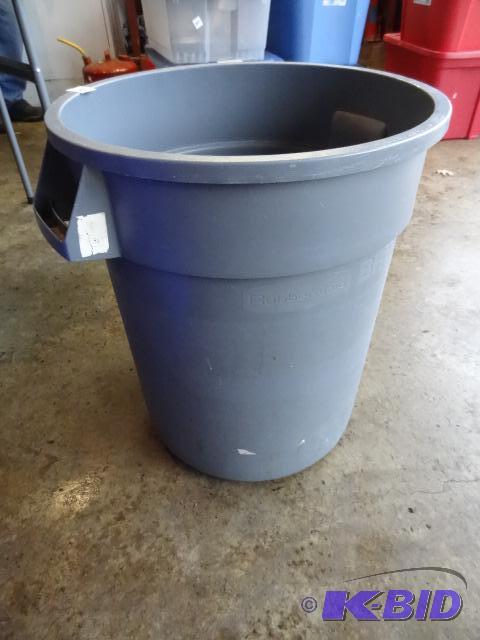 lot 284 image: Rubbermaid Brute 20 Gal. Garbage Can...