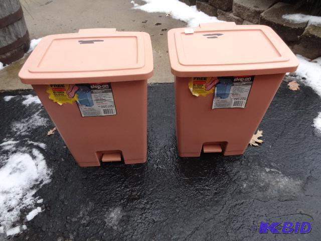 lot 289 image: 2 Foot Operated Garbage Cans 30 Qt....