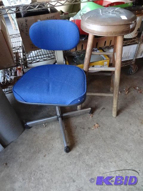 lot 49 image: Swivel Adjustable Height Chair. Wood Stool 30...