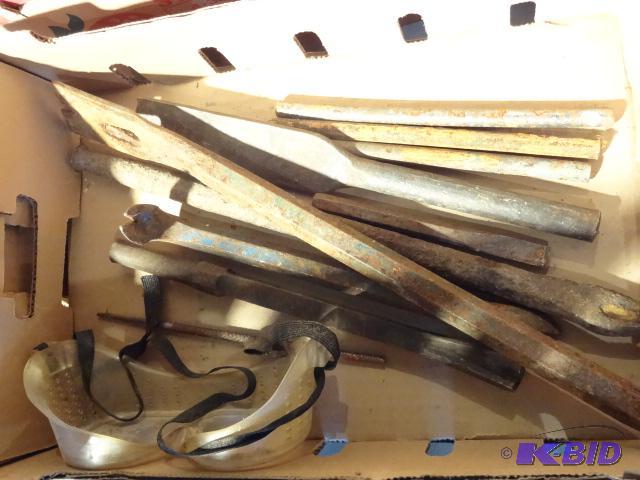 lot 64 image: Misc Pry Bars and Punches...