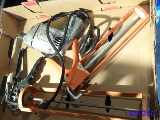 lot 69 image: 2 Caulking Guns. Skil Electric Drill...