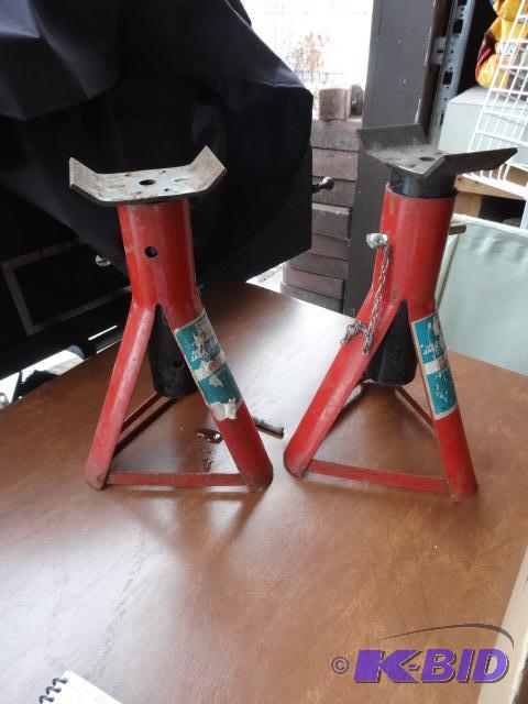 lot 87 image: 3000 lb Jack Stands Qty2...